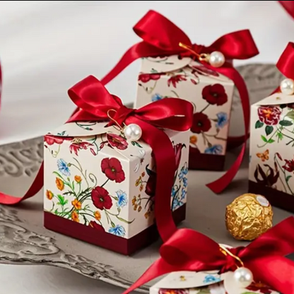 Geschenkbox mit Blumenmotiv – Rot