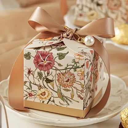 Geschenkbox mit Blumenmotiv – Beige