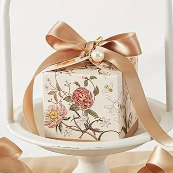 Geschenkbox mit Blumenmotiv – Beige