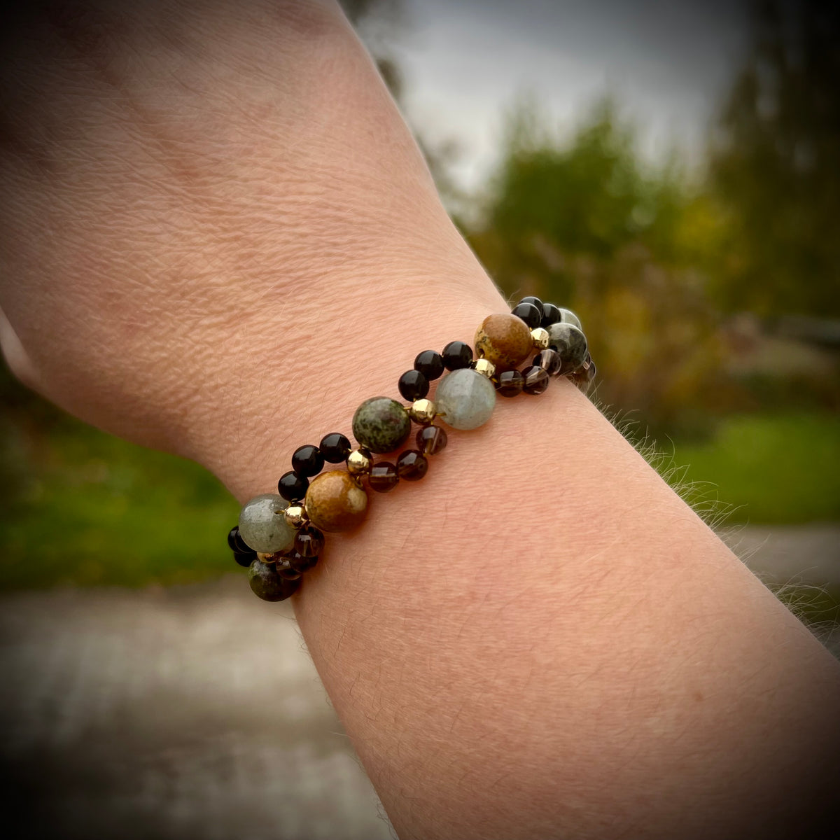 Kraft Lawrence | Spice & Wolf inspiriertes Edelsteinarmband – Labradorit, Naturjaspis & Drachenblutstein