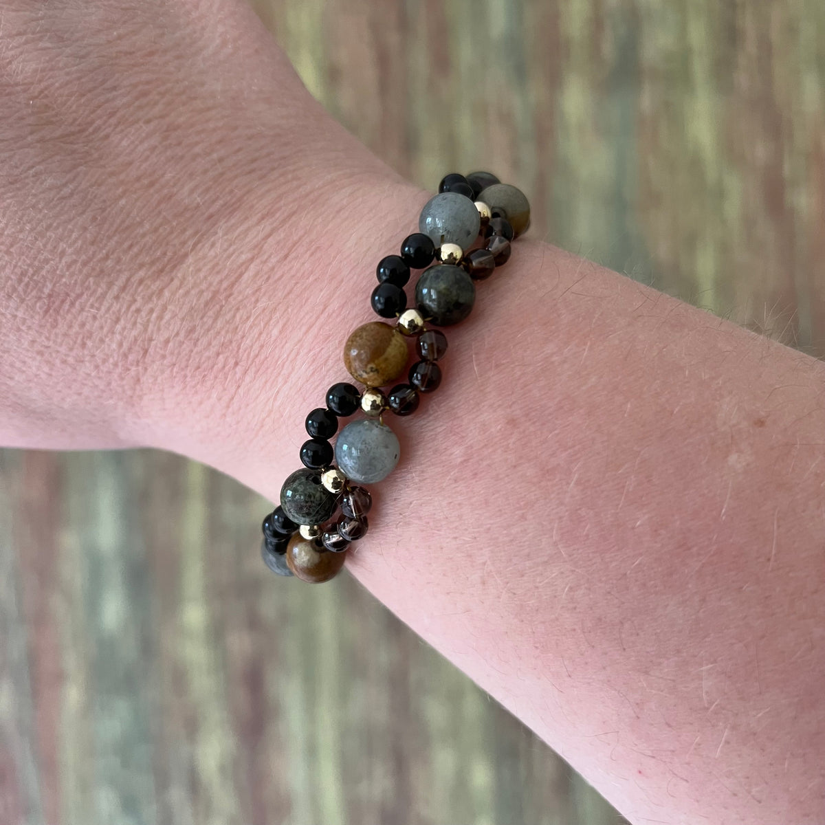 Kraft Lawrence | Spice & Wolf inspiriertes Edelsteinarmband – Labradorit, Naturjaspis & Drachenblutstein