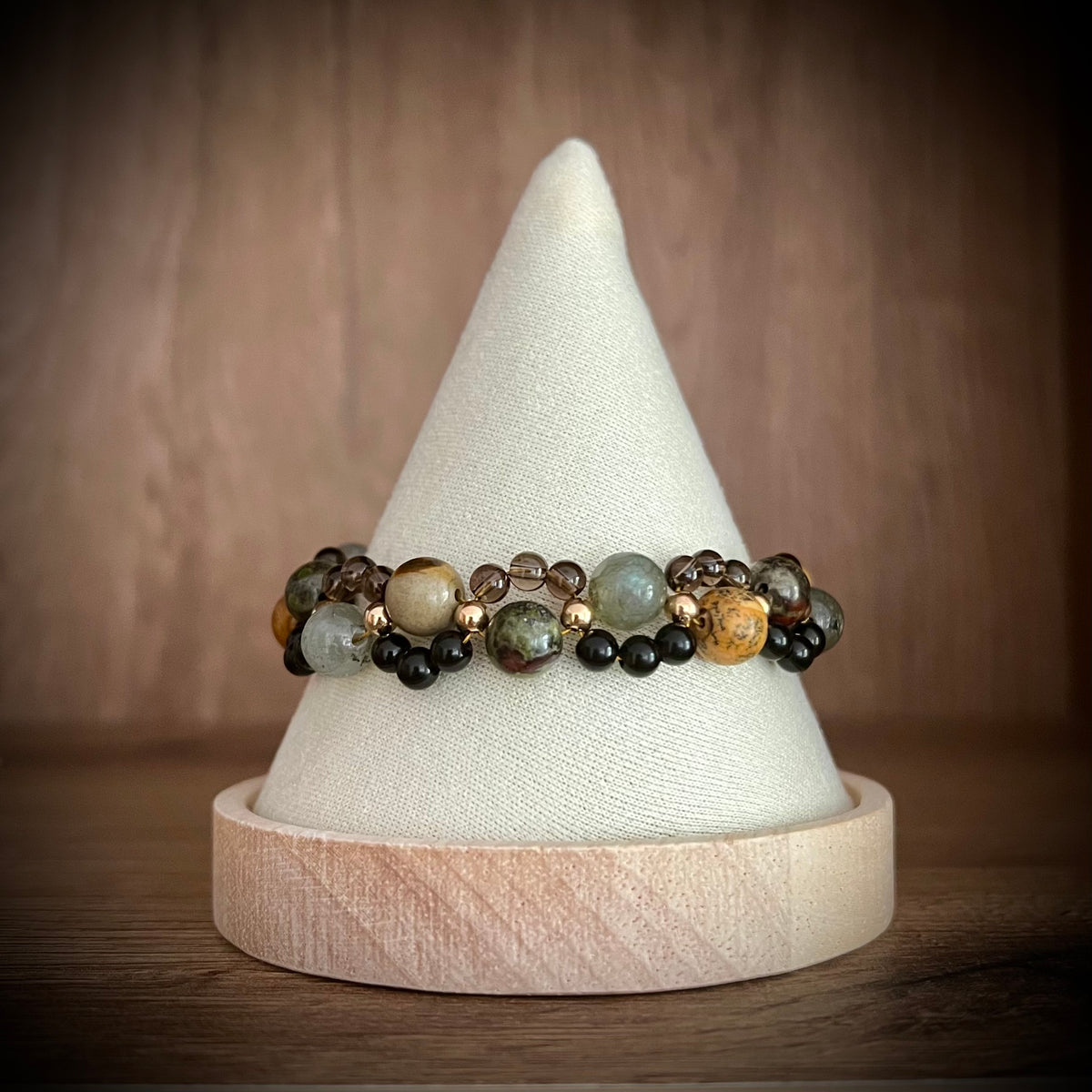 Kraft Lawrence | Spice & Wolf inspiriertes Edelsteinarmband – Labradorit, Naturjaspis & Drachenblutstein