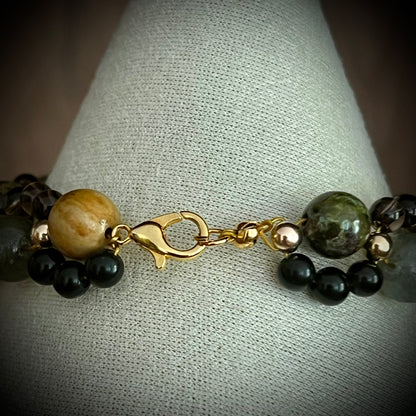 Kraft Lawrence | Spice & Wolf inspiriertes Edelsteinarmband – Labradorit, Naturjaspis & Drachenblutstein
