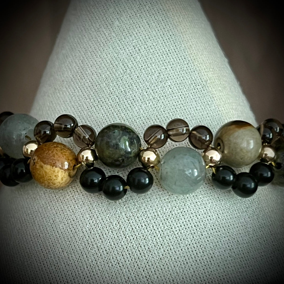 Kraft Lawrence | Spice & Wolf inspiriertes Edelsteinarmband – Labradorit, Naturjaspis & Drachenblutstein