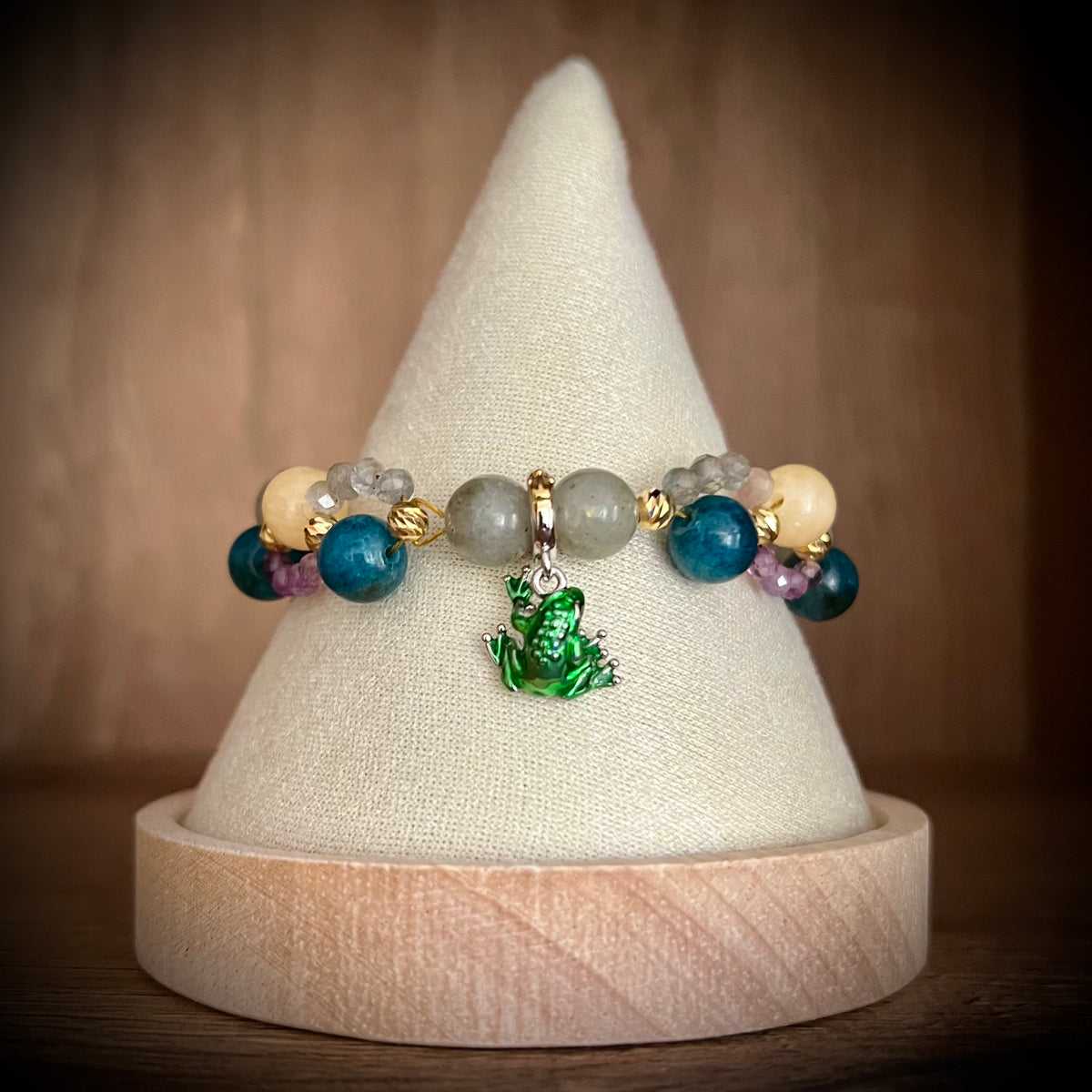 Inspiriert von Jinshi | Die Tagebücher der Apothekerin – Geflochtenes Edelsteinarmband mit Frosch-Anhänger