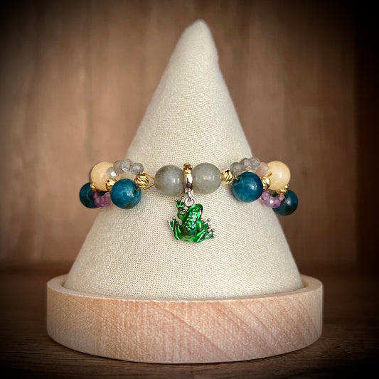 Inspiriert von Jinshi | Die Tagebücher der Apothekerin – Geflochtenes Edelsteinarmband mit Frosch-Anhänger