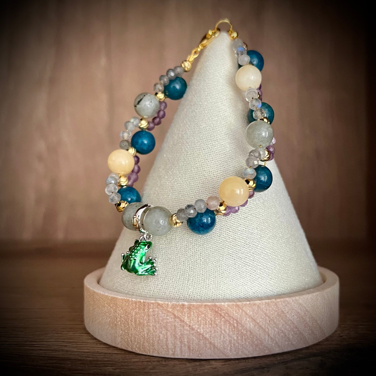 Inspiriert von Jinshi | Die Tagebücher der Apothekerin – Geflochtenes Edelsteinarmband mit Frosch-Anhänger
