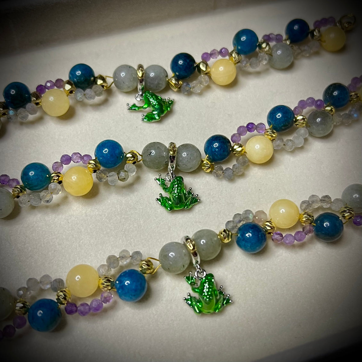 Inspiriert von Jinshi | Die Tagebücher der Apothekerin – Geflochtenes Edelsteinarmband mit Frosch-Anhänger