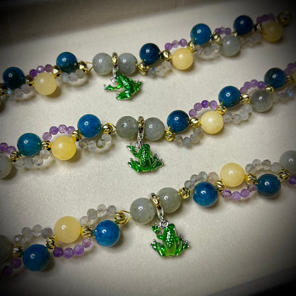 Inspiriert von Jinshi | Die Tagebücher der Apothekerin – Geflochtenes Edelsteinarmband mit Frosch-Anhänger