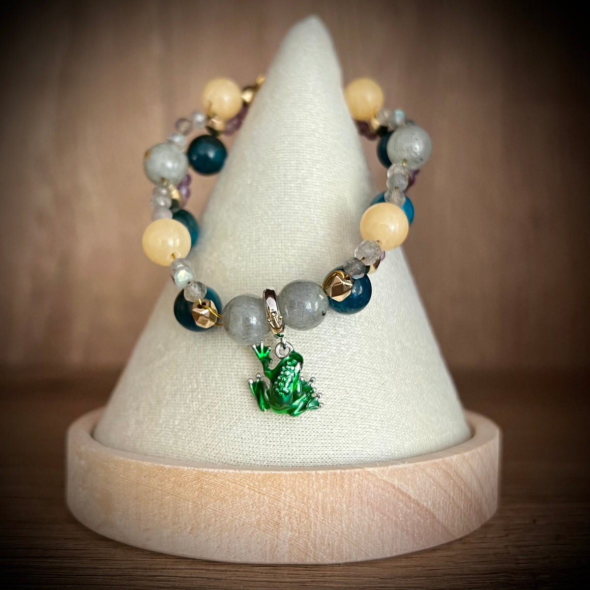 Inspiriert von Jinshi | Die Tagebücher der Apothekerin – Geflochtenes Edelsteinarmband mit Frosch-Anhänger
