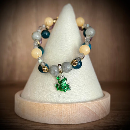 Inspiriert von Jinshi | Die Tagebücher der Apothekerin – Geflochtenes Edelsteinarmband mit Frosch-Anhänger