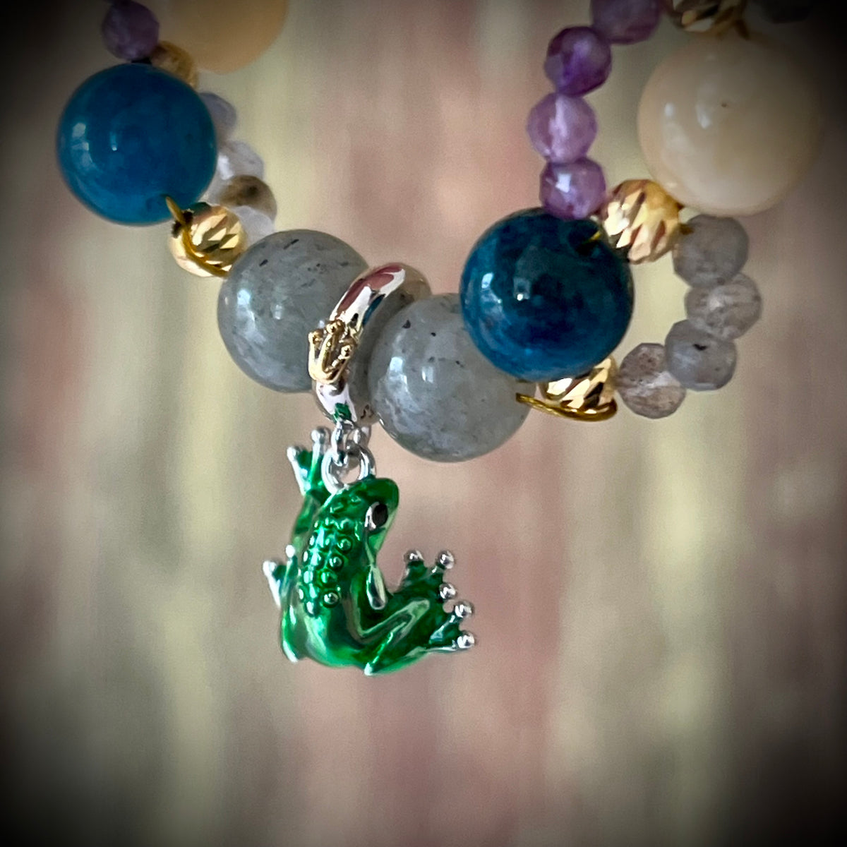 Inspiriert von Jinshi | Die Tagebücher der Apothekerin – Geflochtenes Edelsteinarmband mit Frosch-Anhänger