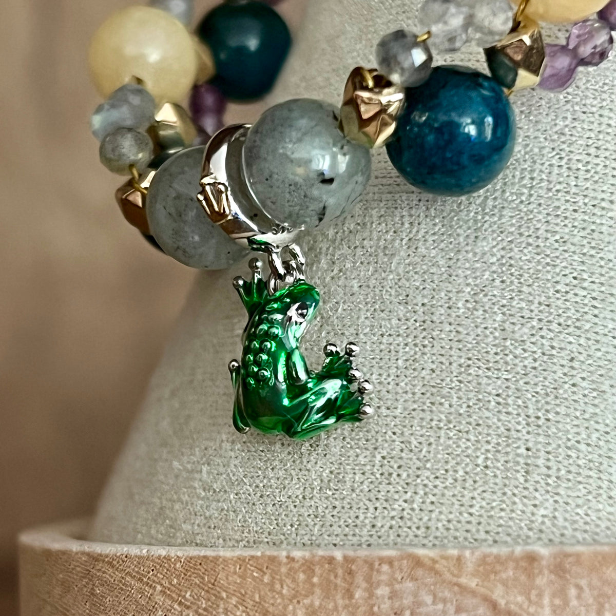 Inspiriert von Jinshi | Die Tagebücher der Apothekerin – Geflochtenes Edelsteinarmband mit Frosch-Anhänger