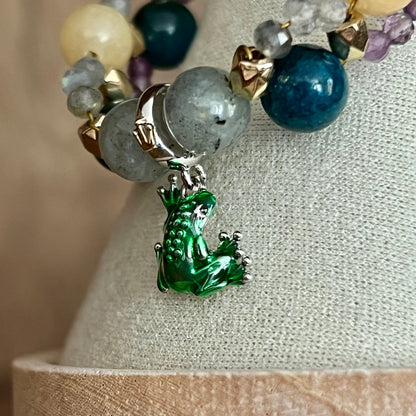 Inspiriert von Jinshi | Die Tagebücher der Apothekerin – Geflochtenes Edelsteinarmband mit Frosch-Anhänger