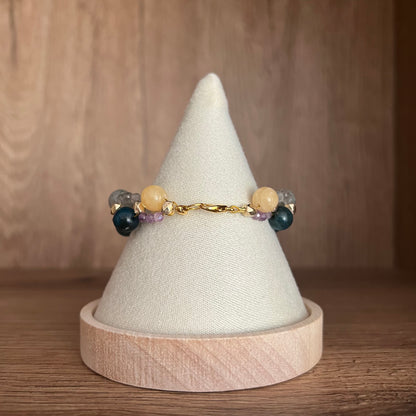Inspiriert von Jinshi | Die Tagebücher der Apothekerin – Geflochtenes Edelsteinarmband mit Frosch-Anhänger