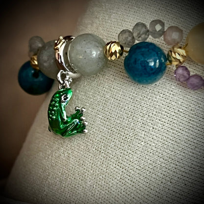 Inspiriert von Jinshi | Die Tagebücher der Apothekerin – Geflochtenes Edelsteinarmband mit Frosch-Anhänger